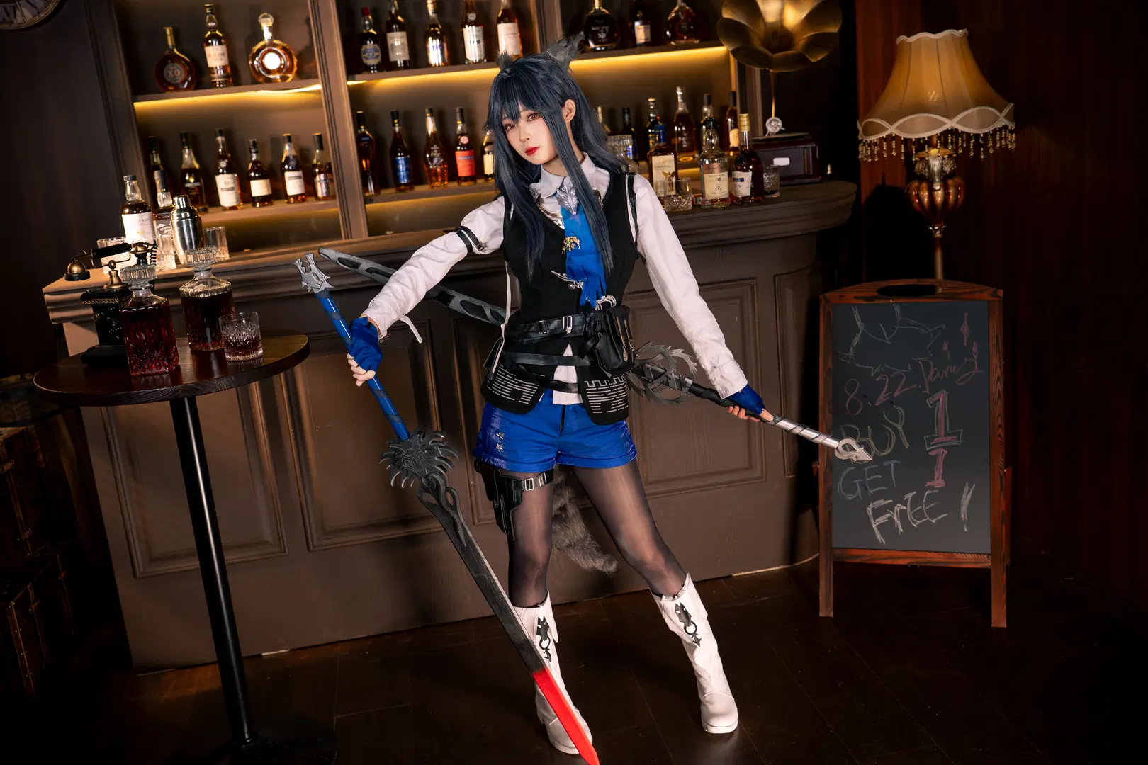 [Texas the Omertosa cosplay] Arknights Bar Nocturne: Immersive Penguin Logistics Recreation by 柏油小星瞳 - Image 10