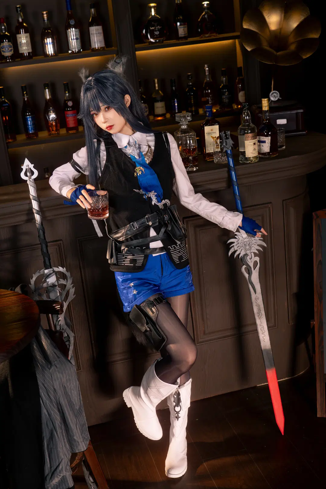 [Texas the Omertosa cosplay] Arknights Bar Nocturne: Immersive Penguin Logistics Recreation by 柏油小星瞳 - Image 11