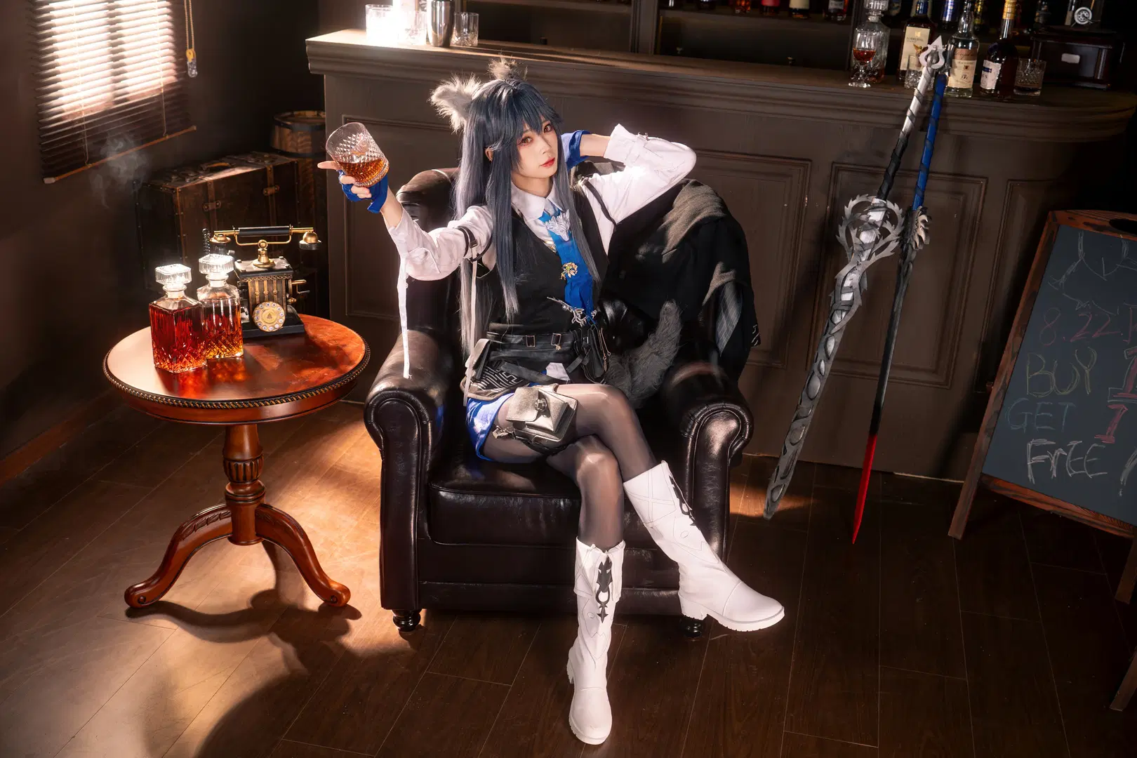 [Texas the Omertosa cosplay] Arknights Bar Nocturne: Immersive Penguin Logistics Recreation by 柏油小星瞳 - Image 12