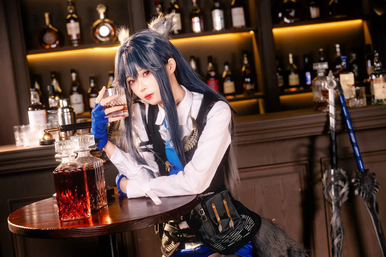 [Texas the Omertosa cosplay] Arknights Bar Nocturne: Immersive Penguin Logistics Recreation by 柏油小星瞳 - Image 2