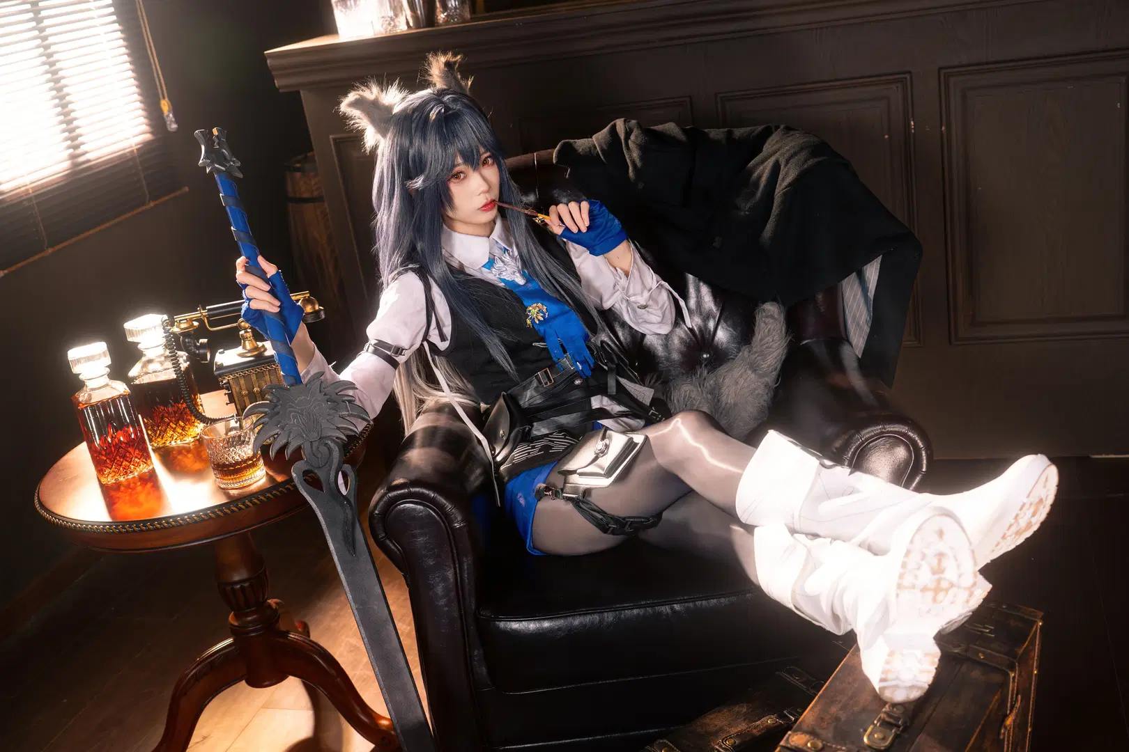 [Texas the Omertosa cosplay] Arknights Bar Nocturne: Immersive Penguin Logistics Recreation by 柏油小星瞳 - Image 3