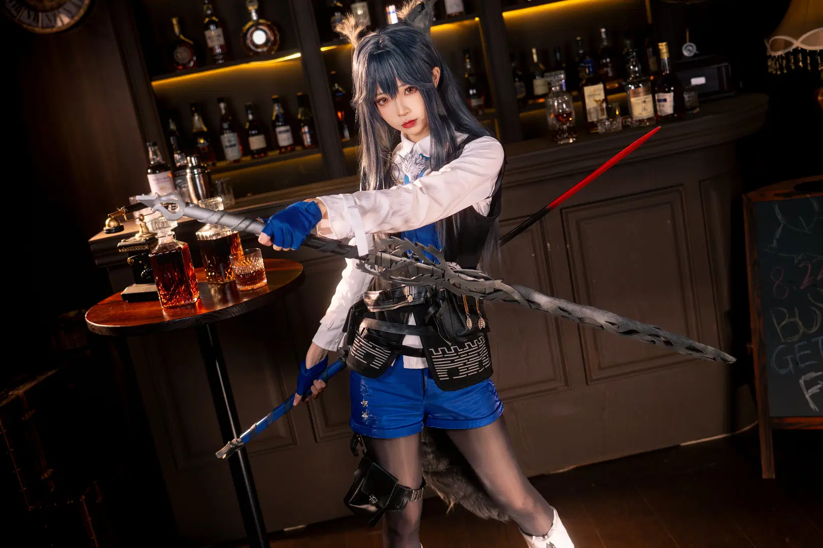 [Texas the Omertosa cosplay] Arknights Bar Nocturne: Immersive Penguin Logistics Recreation by 柏油小星瞳 - Image 7