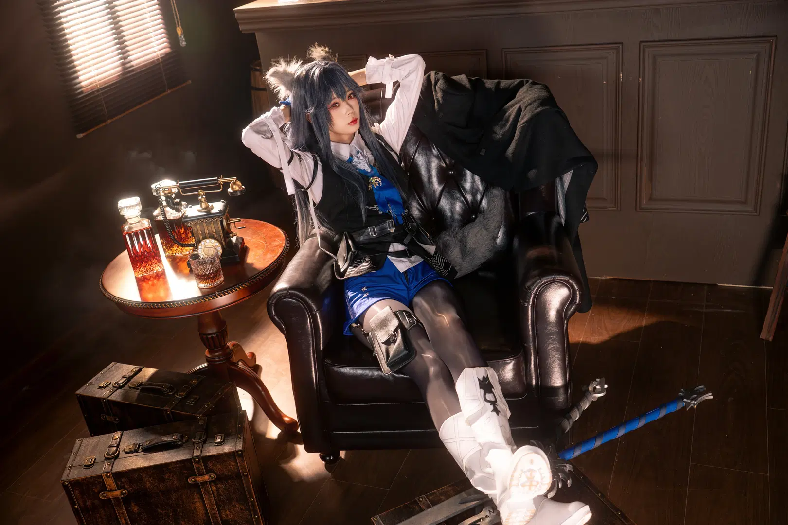[Texas the Omertosa cosplay] Arknights Bar Nocturne: Immersive Penguin Logistics Recreation by 柏油小星瞳 - Image 8
