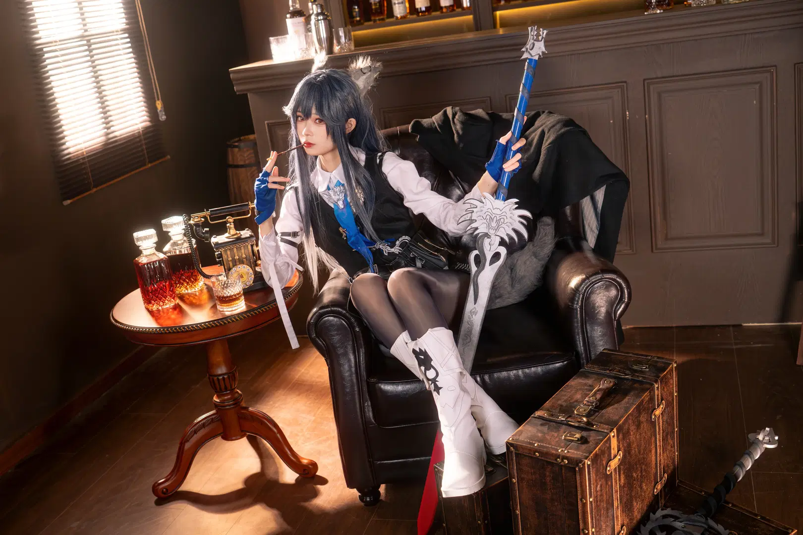 [Texas the Omertosa cosplay] Arknights Bar Nocturne: Immersive Penguin Logistics Recreation by 柏油小星瞳 - Image 9