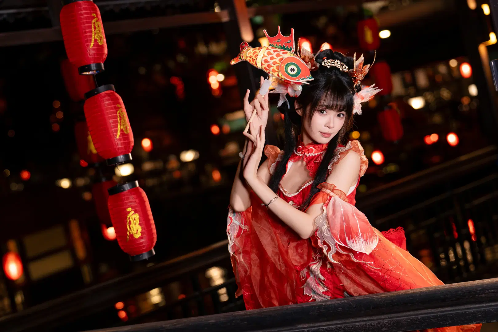 紅の衣と魚提灯、回廊を巡る夜の散策——この中国風の薄絹が織りなす幻想美 - 柏油小星瞳 - 2枚目