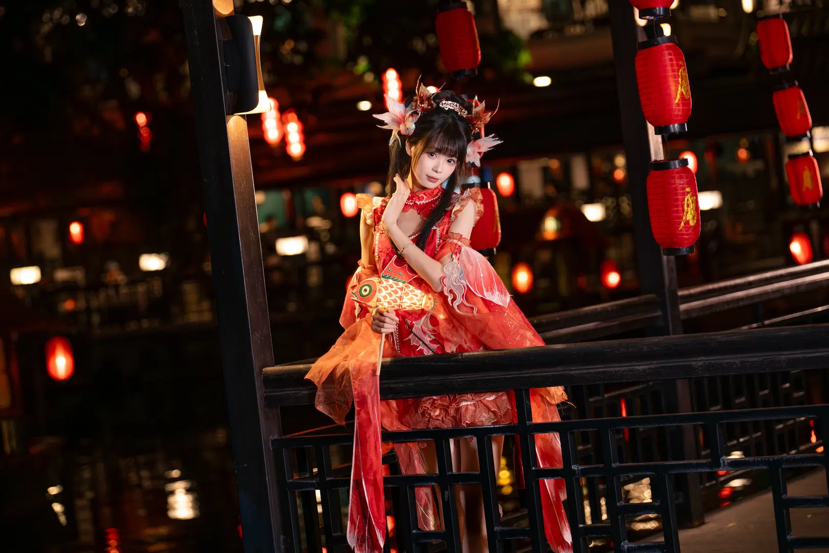 紅の衣と魚提灯、回廊を巡る夜の散策——この中国風の薄絹が織りなす幻想美 - 柏油小星瞳 - 4枚目