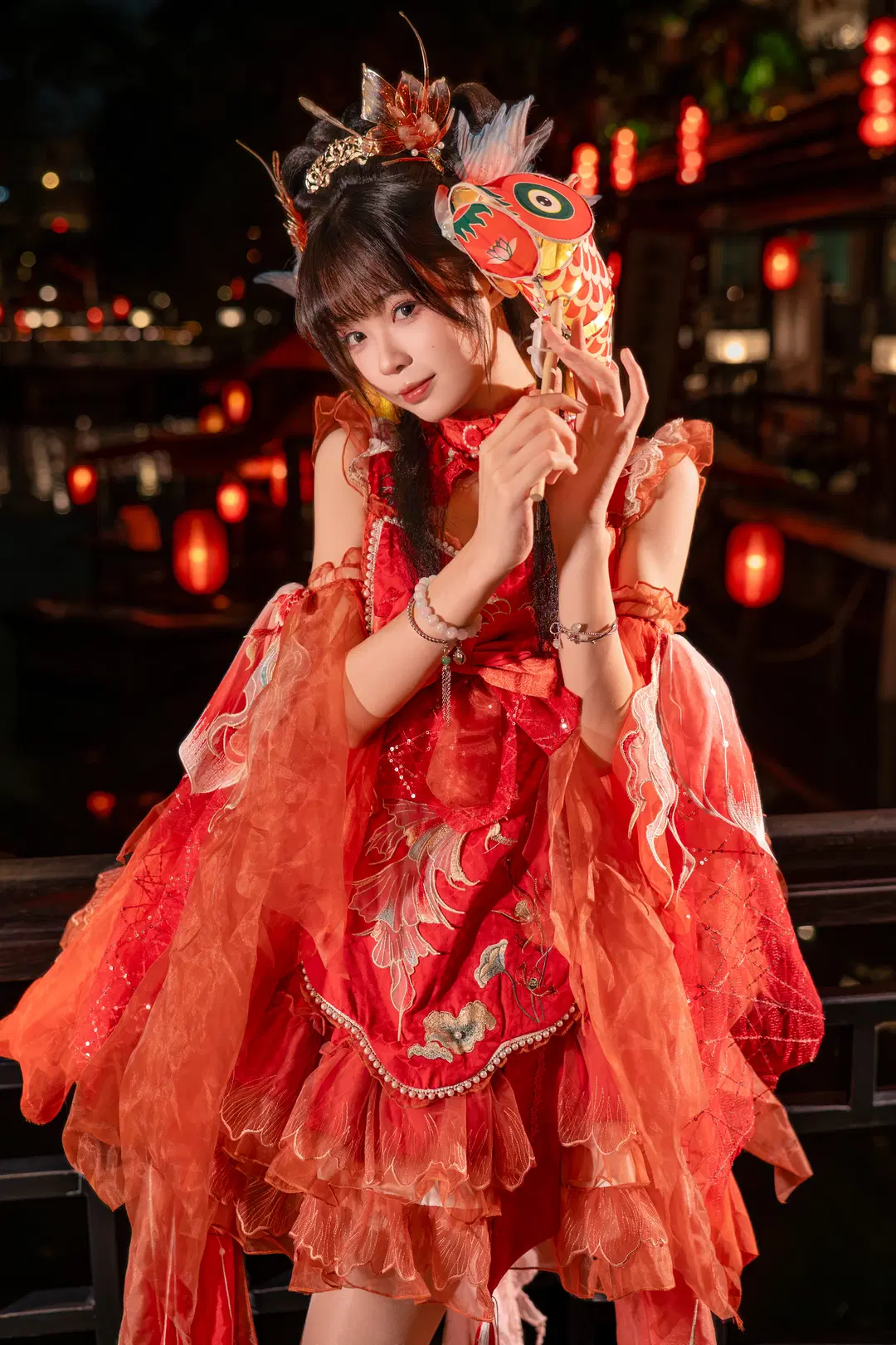 紅の衣と魚提灯、回廊を巡る夜の散策——この中国風の薄絹が織りなす幻想美 - 柏油小星瞳 - 5枚目
