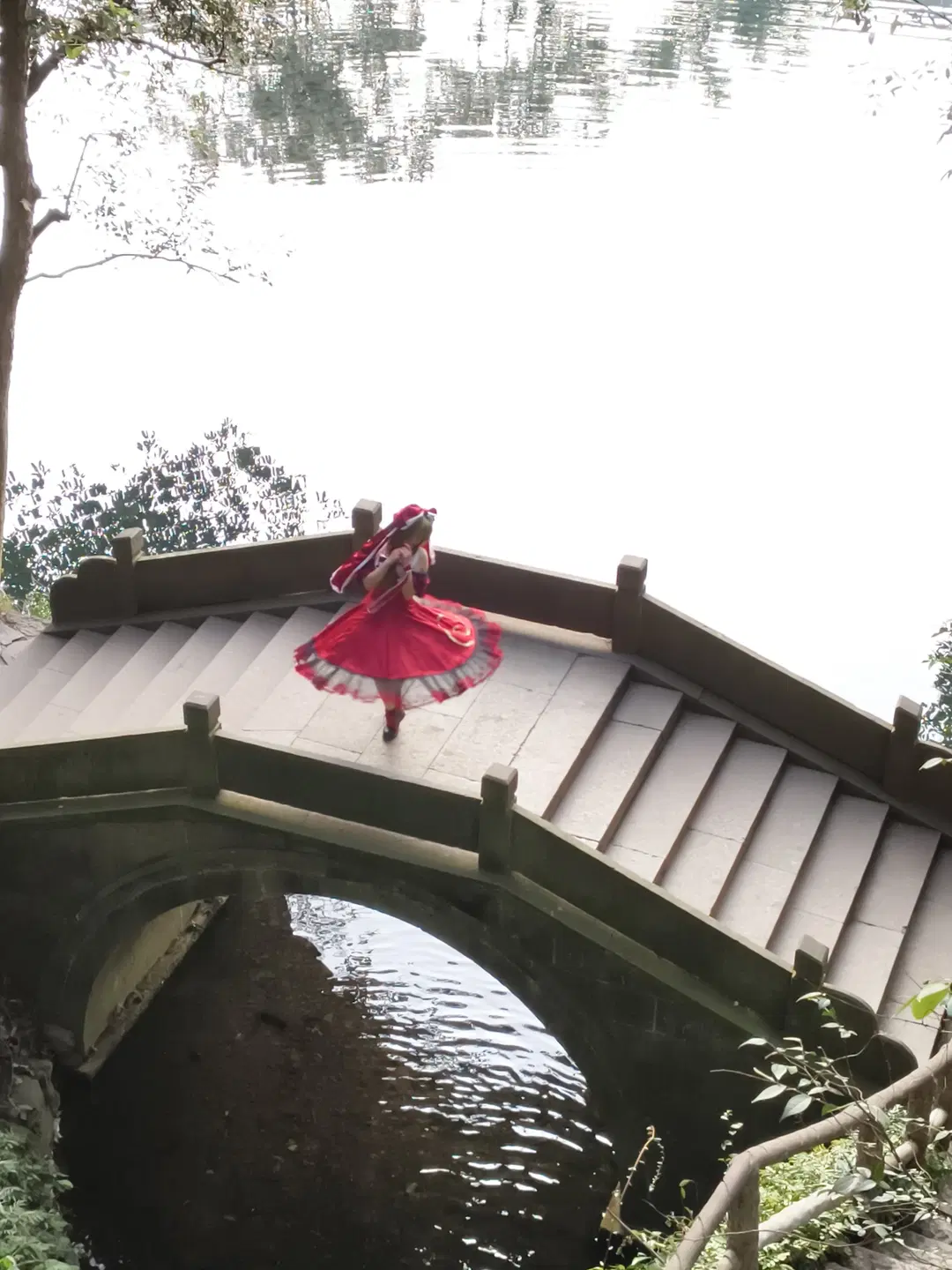 【鍵山雛 コスプレ】『東方Project』赤黒ドレスの鏡越しの自撮り＆回転ショット - 杞杞 - 2枚目