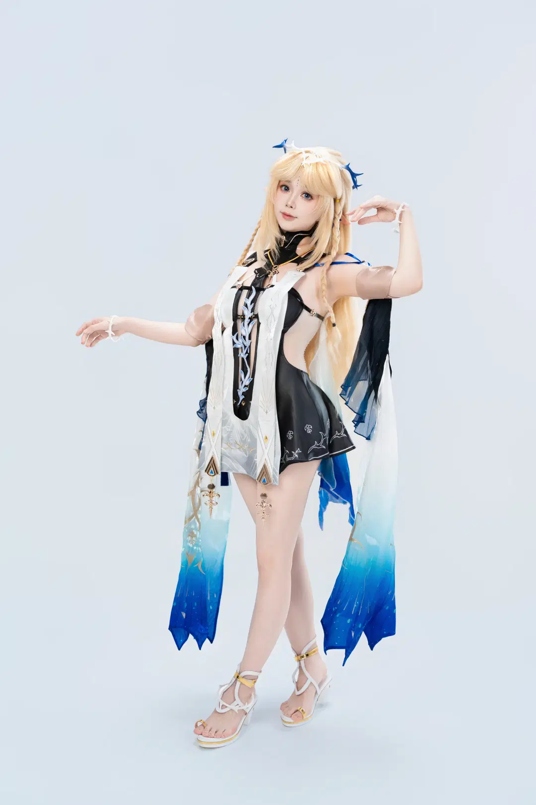 [Cartethyia Cosplay] Wuthering Waves White studio photography Pose reference, Capturing the Girl's Cuteness and Resilience by 符吕子 - Image 3