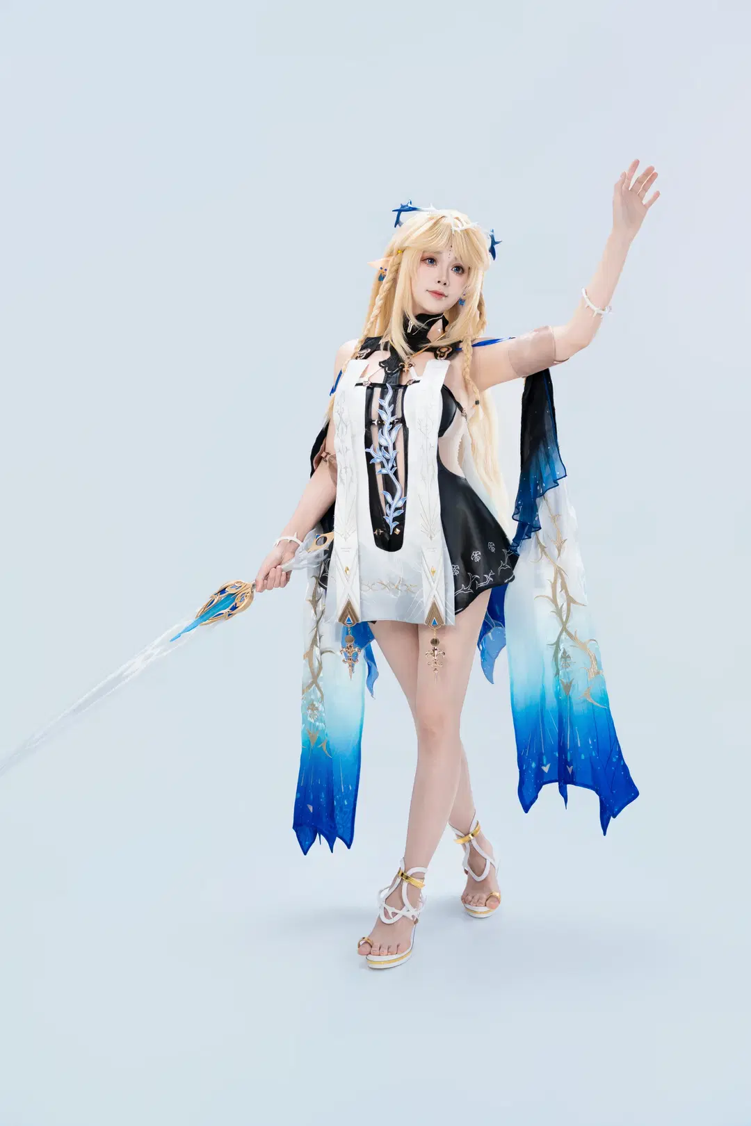 [Cartethyia Cosplay] Wuthering Waves White studio photography Pose reference, Capturing the Girl's Cuteness and Resilience by 符吕子 - Image 4