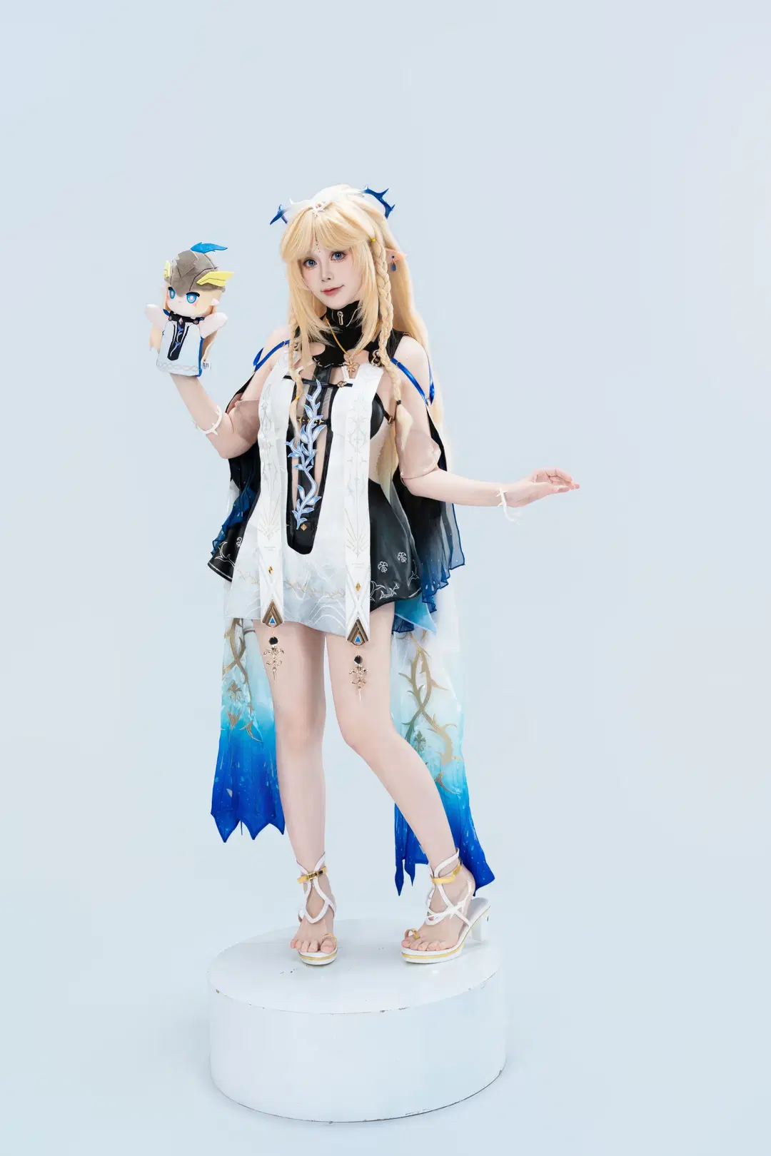 [Cartethyia Cosplay] Wuthering Waves White studio photography Pose reference, Capturing the Girl's Cuteness and Resilience by 符吕子 - Image 5