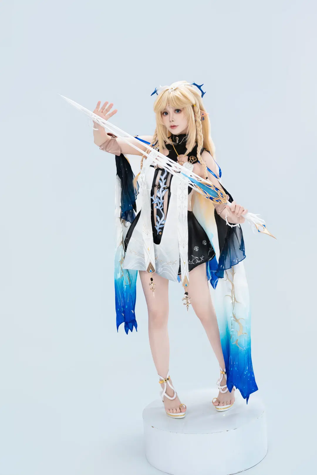 [Cartethyia Cosplay] Wuthering Waves White studio photography Pose reference, Capturing the Girl's Cuteness and Resilience by 符吕子 - Image 7