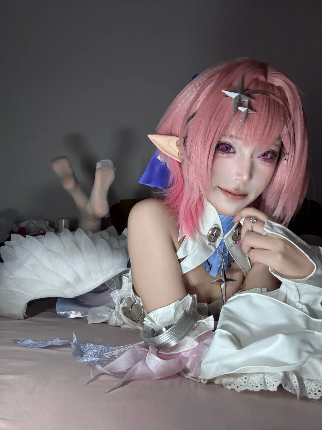 [Remielle cosplay] Exquisite Details of Zenless Zone Zero: The Flawless Harmony of Pink Hair, Elf Ears, and White Stockings by 亲亲小雨 - Image 3