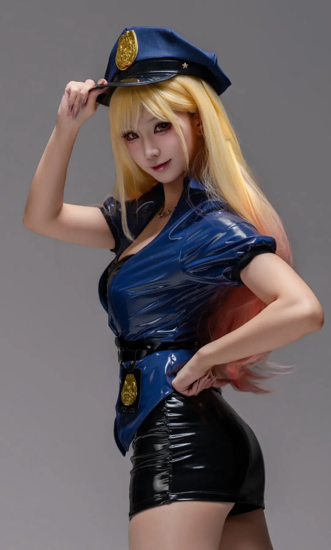 【喜多川海夢コスプレ】光沢素材の女性警察官制服を着用！黒レギンスのこだわり満載（二次元コスプレ） - 安安好困zzz - 4枚目