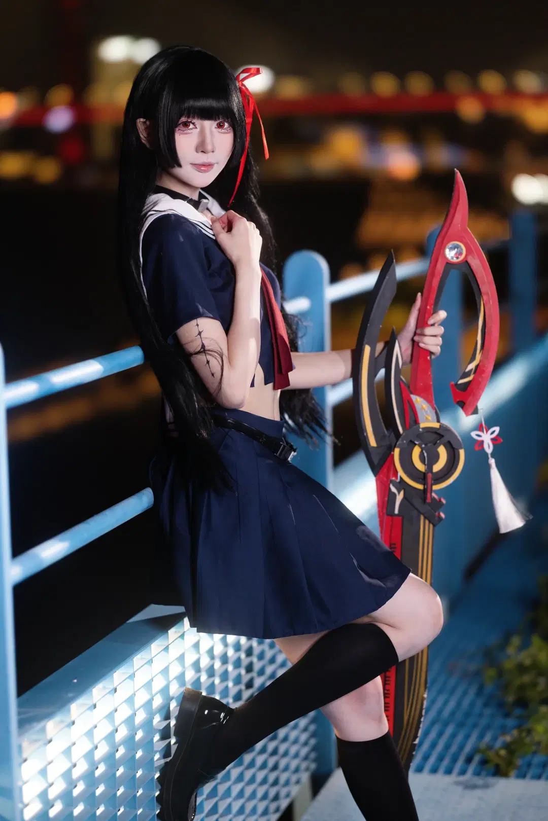 【千咲cos】鳴潮千咲正片，這套jk水手服配巨型武器太颯了 - 小羊不困（无限限流版，求关注求点赞） - 第2張
