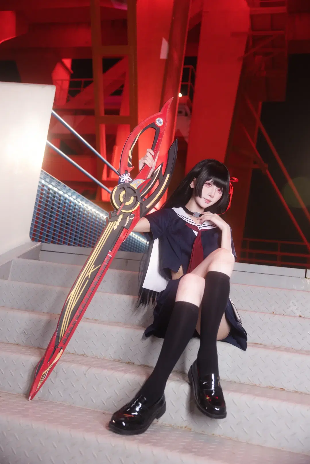 【千咲cos】鳴潮千咲正片，這套jk水手服配巨型武器太颯了 - 小羊不困（无限限流版，求关注求点赞） - 第3張