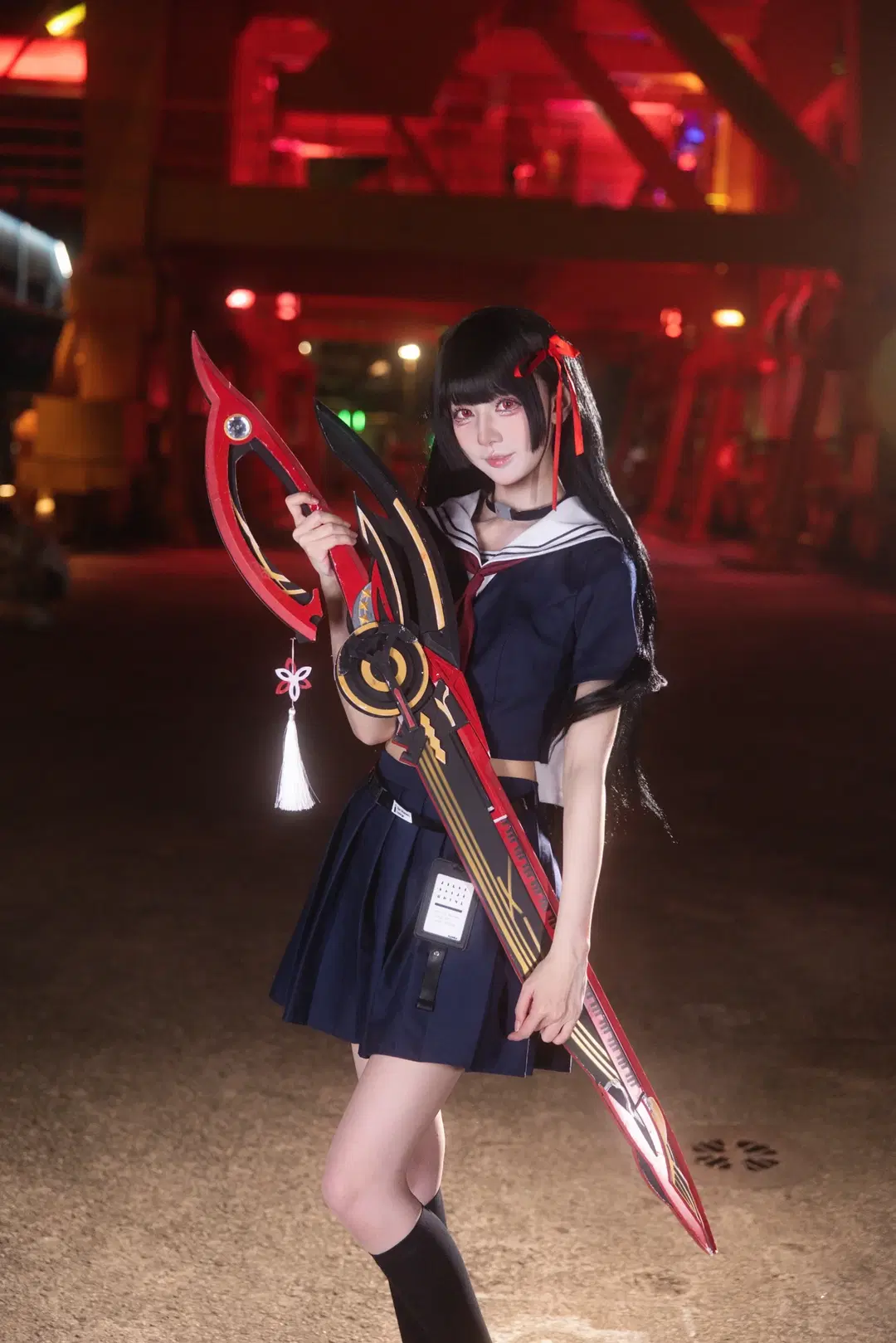 【千咲cos】鳴潮千咲正片，這套jk水手服配巨型武器太颯了 - 小羊不困（无限限流版，求关注求点赞） - 第4張