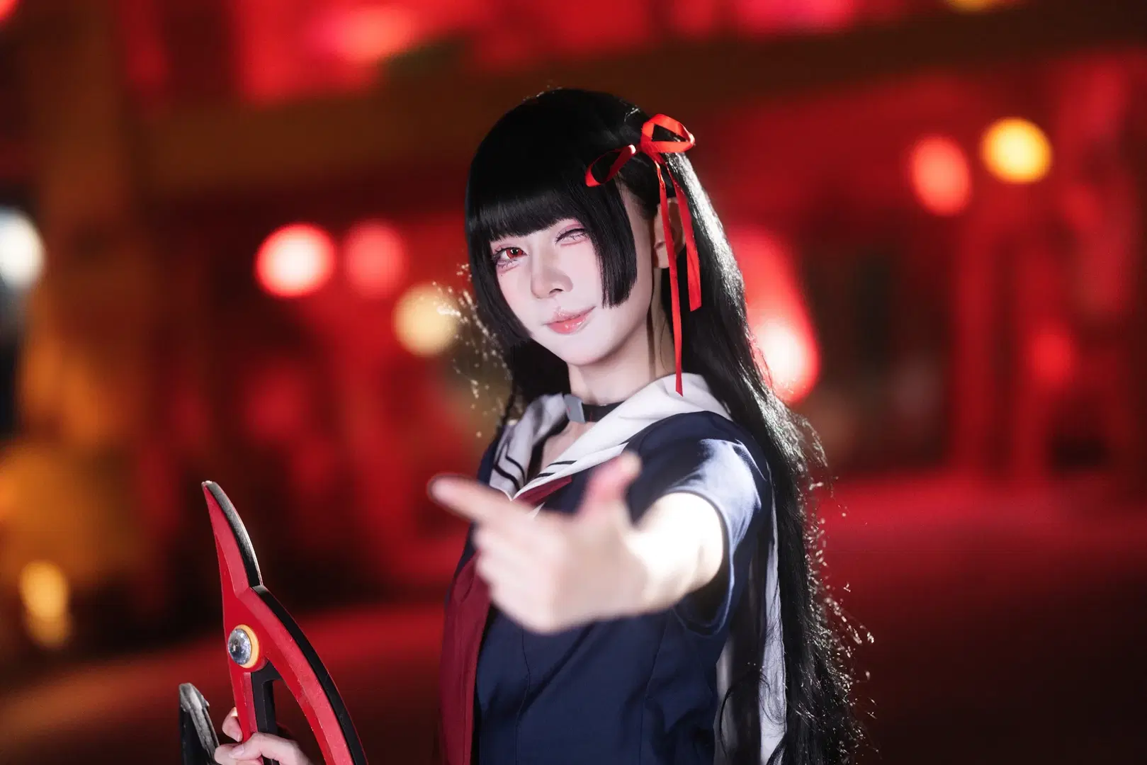 【千咲cos】鳴潮千咲正片，這套jk水手服配巨型武器太颯了 - 小羊不困（无限限流版，求关注求点赞） - 第5張