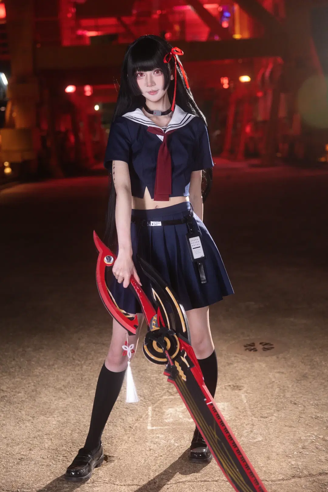 【千咲cos】鳴潮千咲正片，這套jk水手服配巨型武器太颯了 - 小羊不困（无限限流版，求关注求点赞） - 第6張