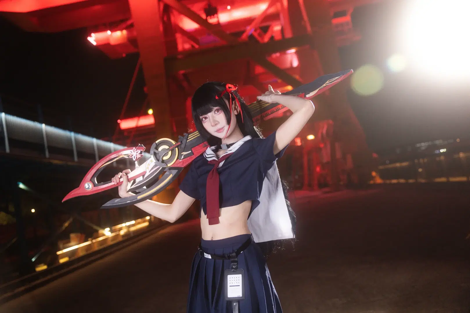 【千咲cos】鳴潮千咲正片，這套jk水手服配巨型武器太颯了 - 小羊不困（无限限流版，求关注求点赞） - 第7張