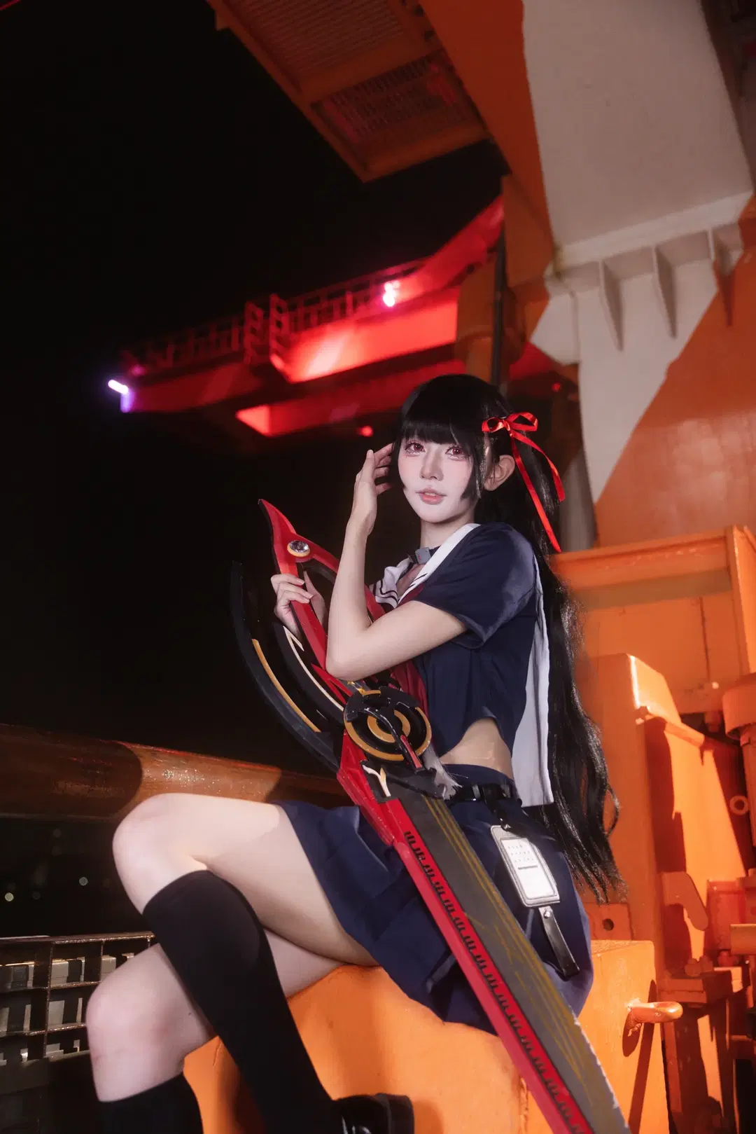 【千咲cos】鸣潮千咲正片分享，红黑工业风战损水手服 - 小羊不困（无限限流版，求关注求点赞） - 第5张