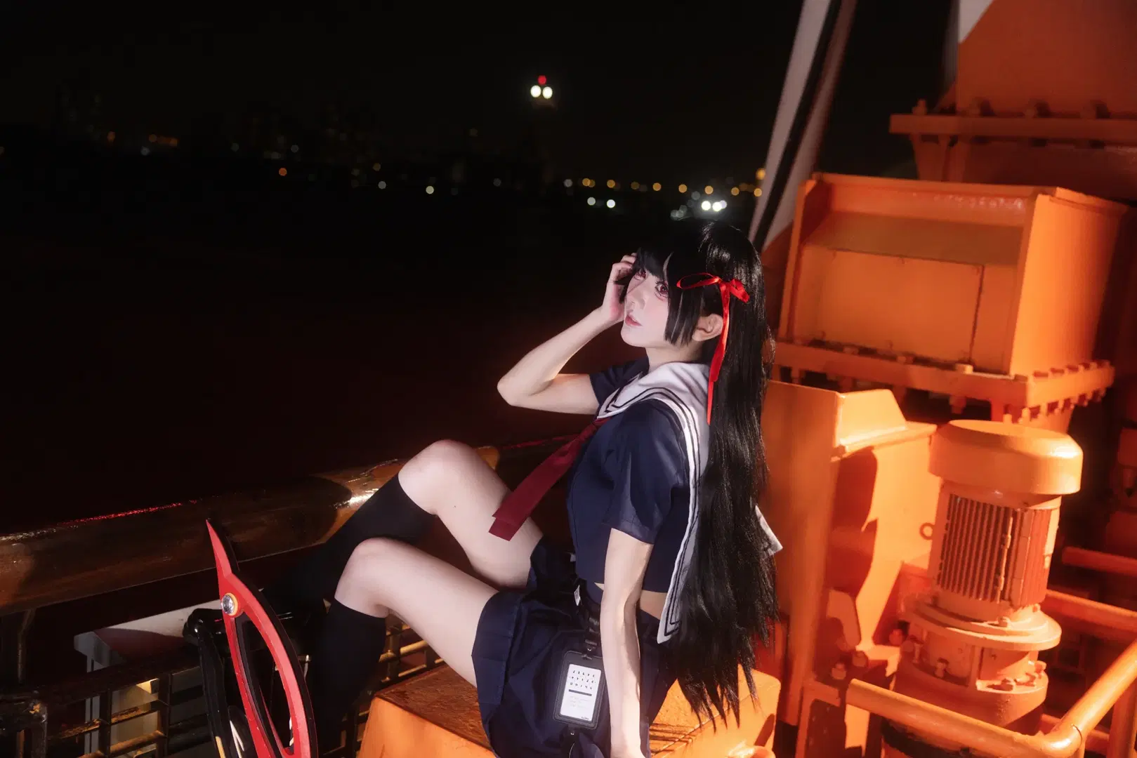 【千咲cos】鳴潮工業風夜景中的水手服巨刃 - 小羊不困（无限限流版，求关注求点赞） - 第2張