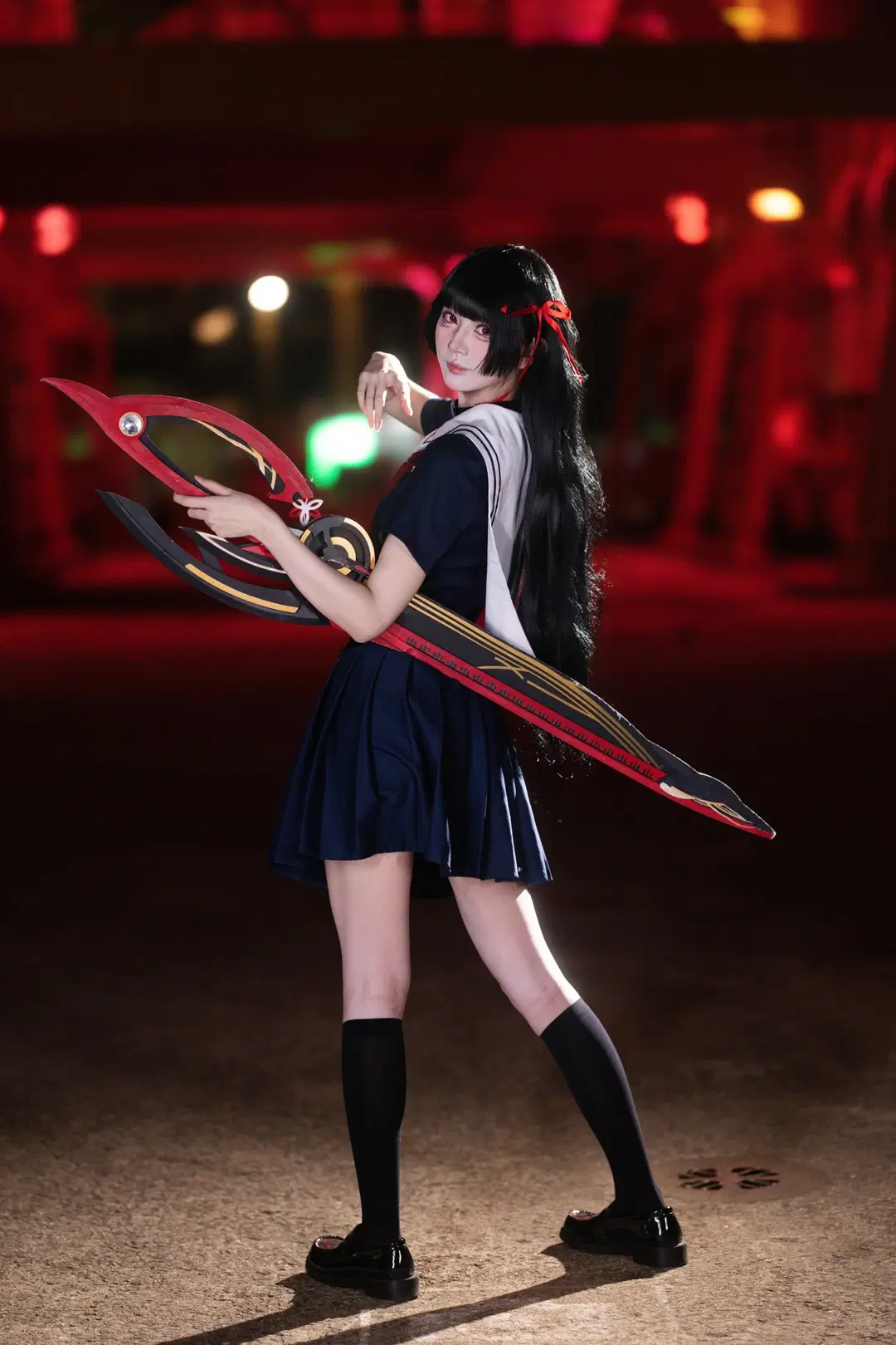 【千咲cos】鳴潮工業風夜景中的水手服巨刃 - 小羊不困（无限限流版，求关注求点赞） - 第4張