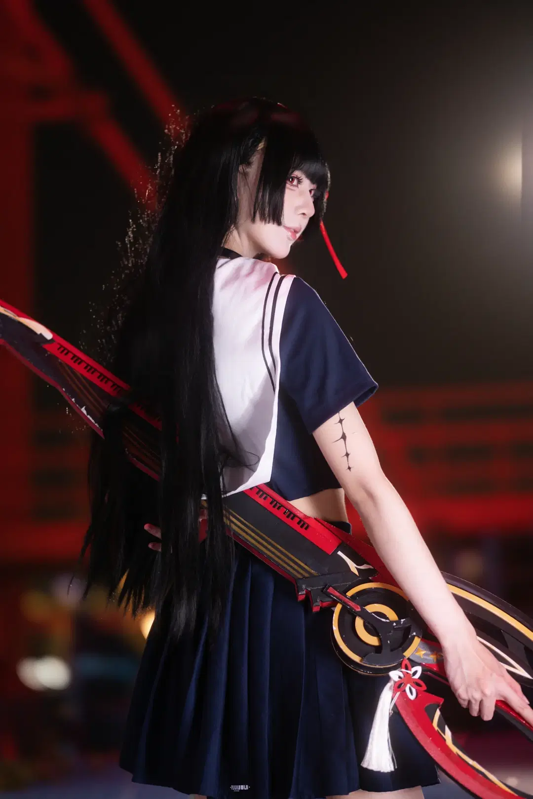 千咲cos 鸣潮暗夜水手服的战斗姿态 - 小羊不困（无限限流版，求关注求点赞） - 第3张