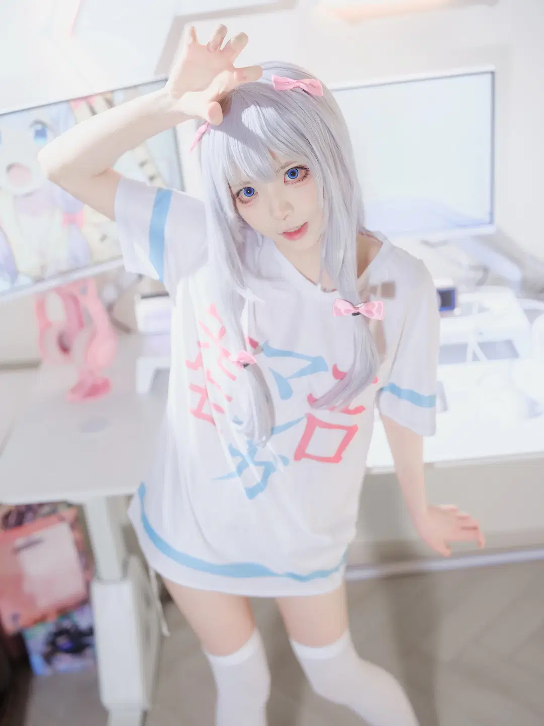 【Izumi Sagiri cosplay】Eromanga Sensei: Gaming Room Daily Routine in a White T-Shirt & White stockings (2D & Cosplay) by 巧克力choco - Image 2