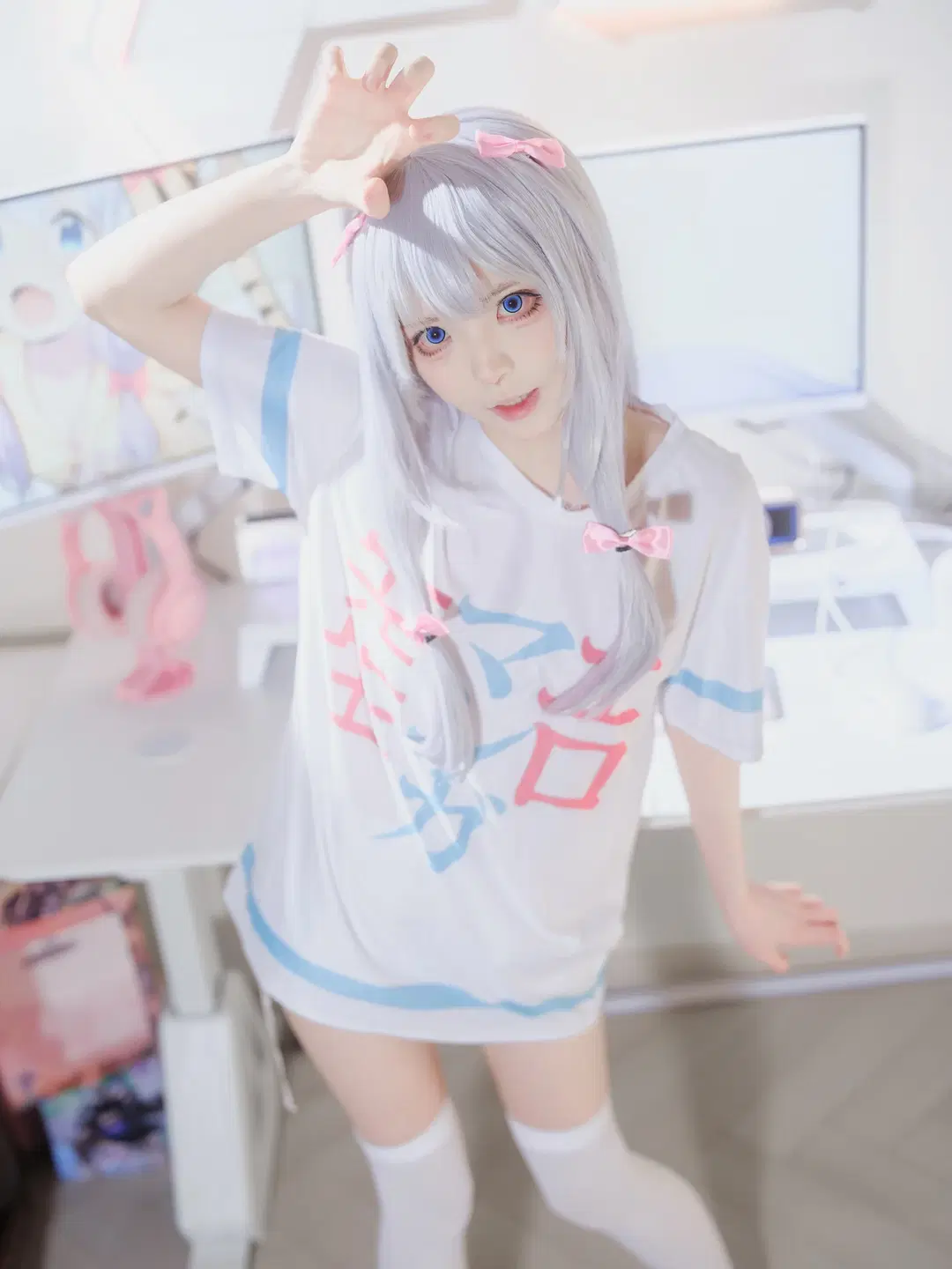 Silver Hair and White Stockings in a Pink Gaming Room: A Cosplay Log by 巧克力choco - Image 9