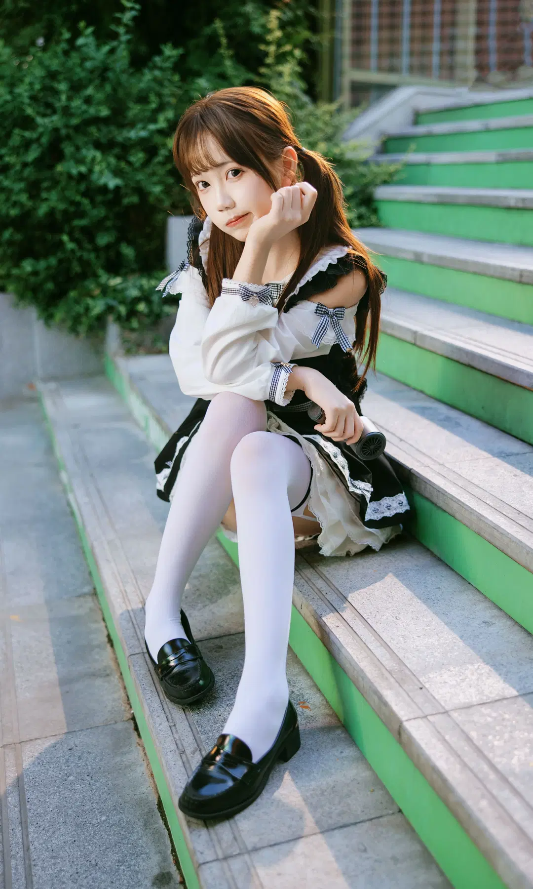 階段と街角が織りなす日系JK制服スタイル、白ストッキングとローファーの夏日撮影日記 - Fe - 3枚目