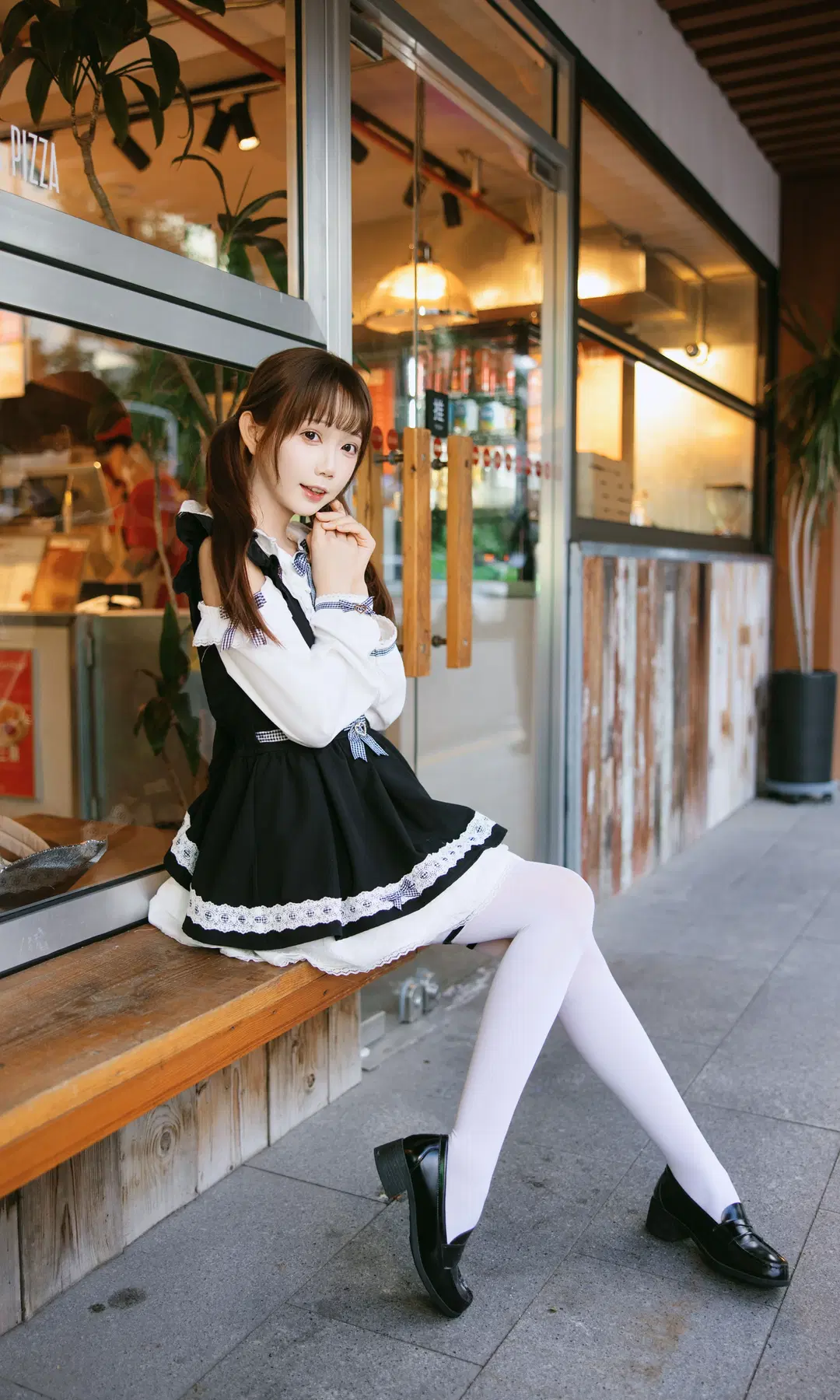 階段と街角が織りなす日系JK制服スタイル、白ストッキングとローファーの夏日撮影日記 - Fe - 4枚目