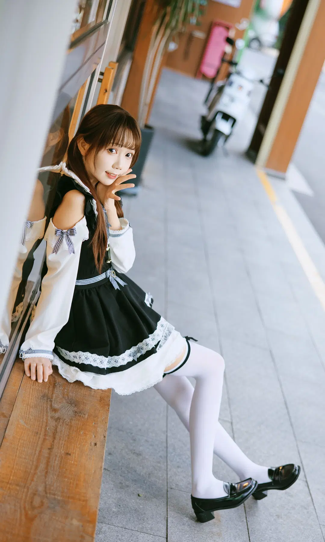 階段と街角が織りなす日系JK制服スタイル、白ストッキングとローファーの夏日撮影日記 - Fe - 5枚目