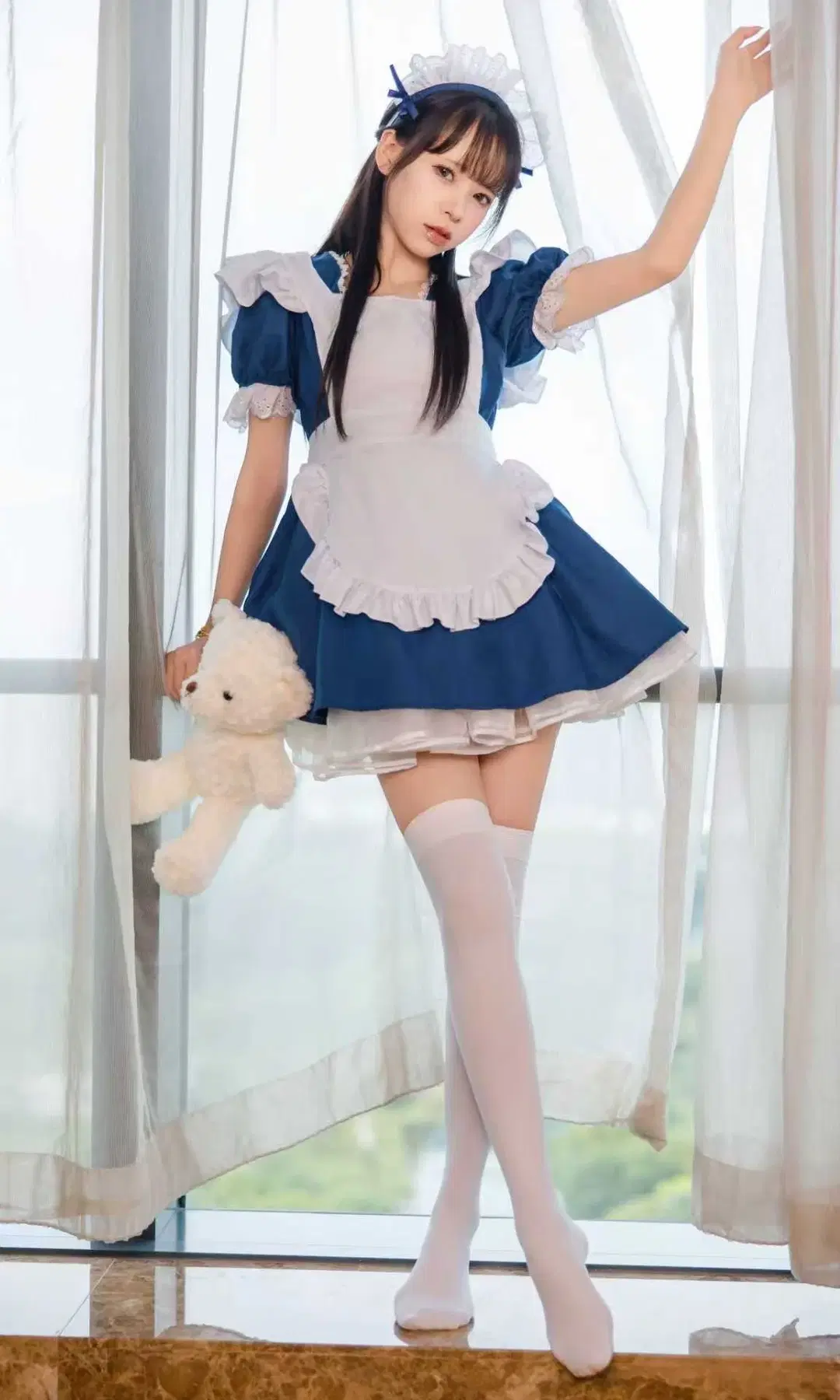 【アリス コスプレ】青白メイド服に白いオーバーニーソックスを合わせた窓辺の記録 - Fe - 2枚目