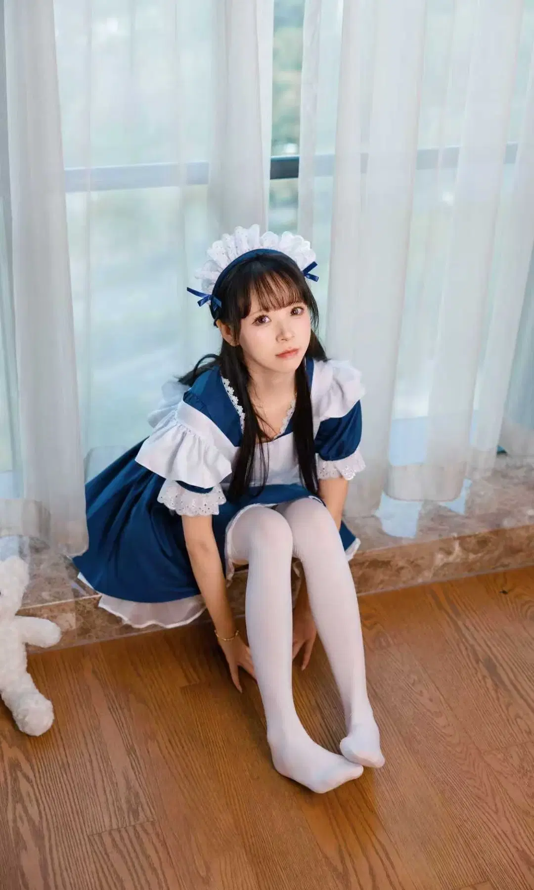【アリス コスプレ】青白メイド服に白いオーバーニーソックスを合わせた窓辺の記録 - Fe - 3枚目