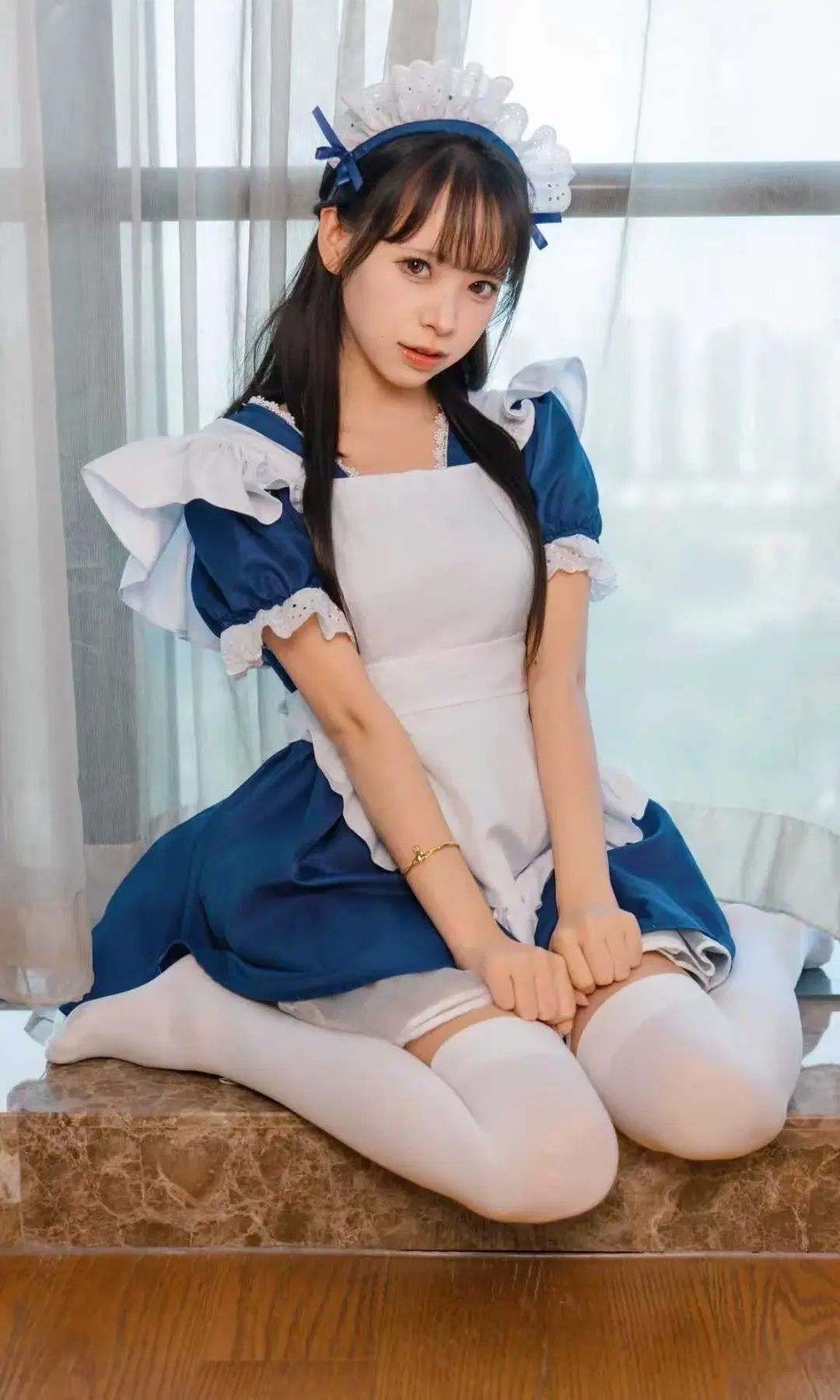 【アリス コスプレ】青白メイド服に白いオーバーニーソックスを合わせた窓辺の記録 - Fe - 4枚目