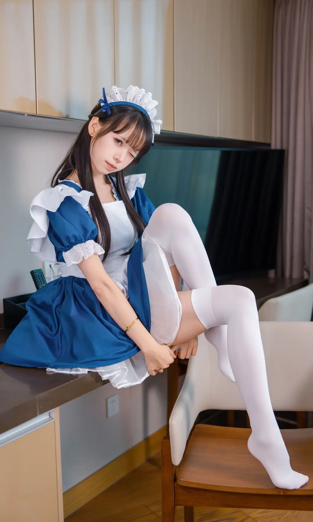 二次元撮影, 日系ナチュラルスタイル, メイド服コスプレ, 青と白のコーデ, 白ストッキング