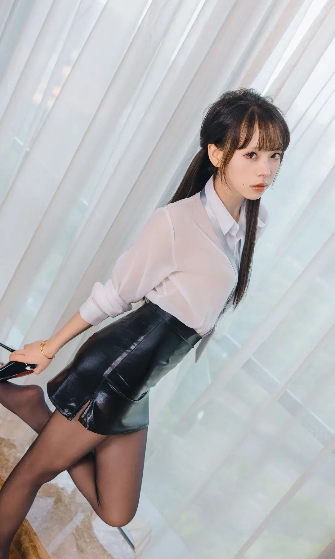 至高の秘書OL風スーツと黒ストッキング、完璧な美脚シルエット - Fe - 9枚目