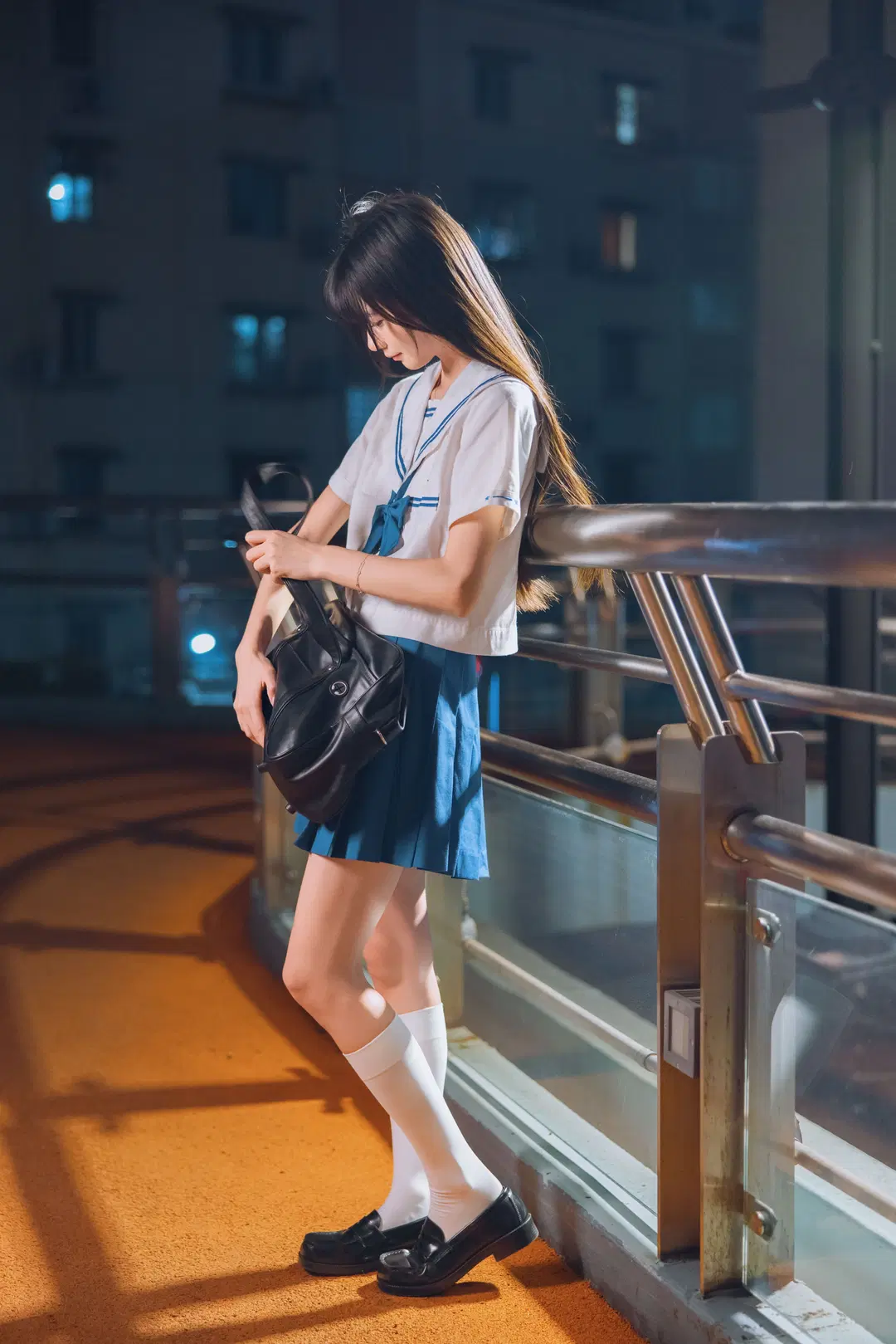 夜景JK制服写真，夜风中的白丝与百褶裙 - Fe - 第6张