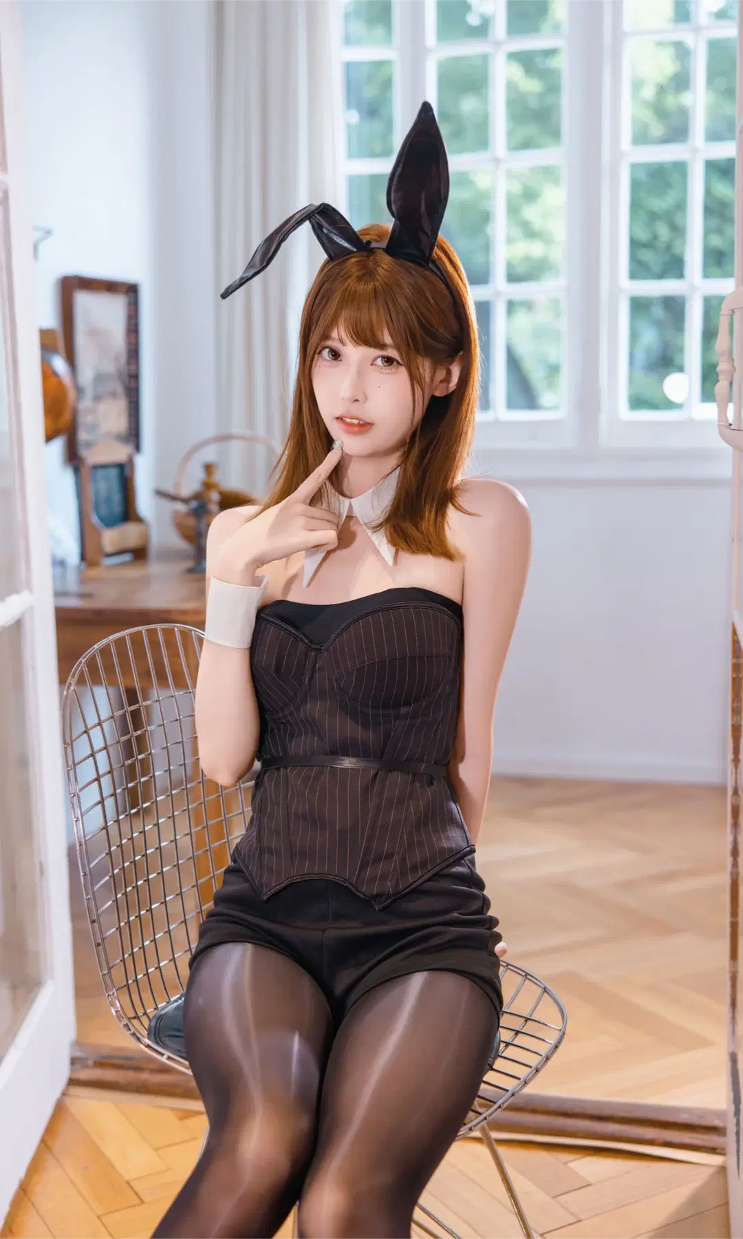 黑丝兔女郎制服穿搭，暖阳木地板上的室内二次元摄影 - Fe - 第4张