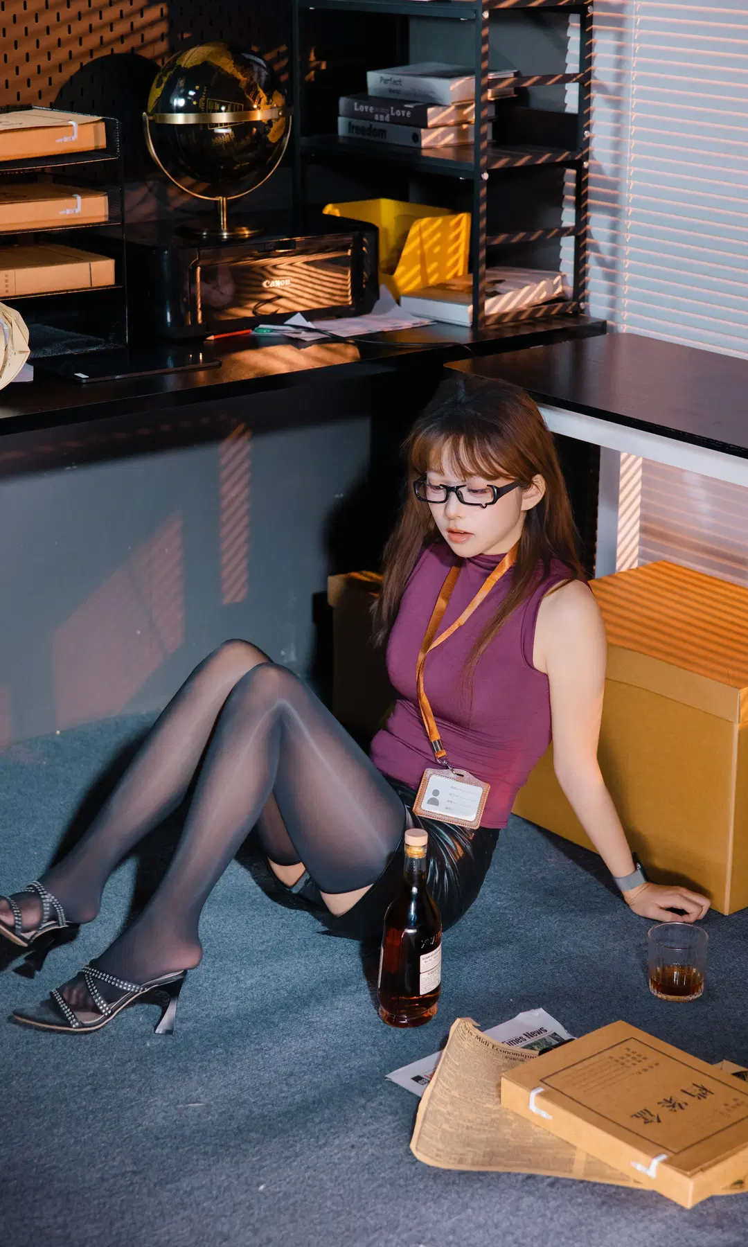 赛博朋克风电竞少女棚拍，酒红皮裙与黑丝的视觉碰撞 - Fe - 第15张