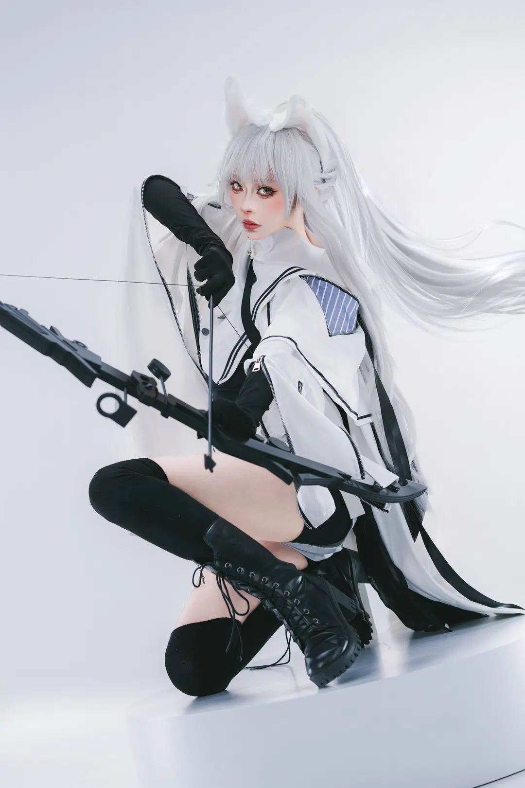 【プラチナコスプレ】『アークナイツ』白ホリに立つ戦術の狩人と重厚なる黒弓 - 摄影师布里 - 10枚目