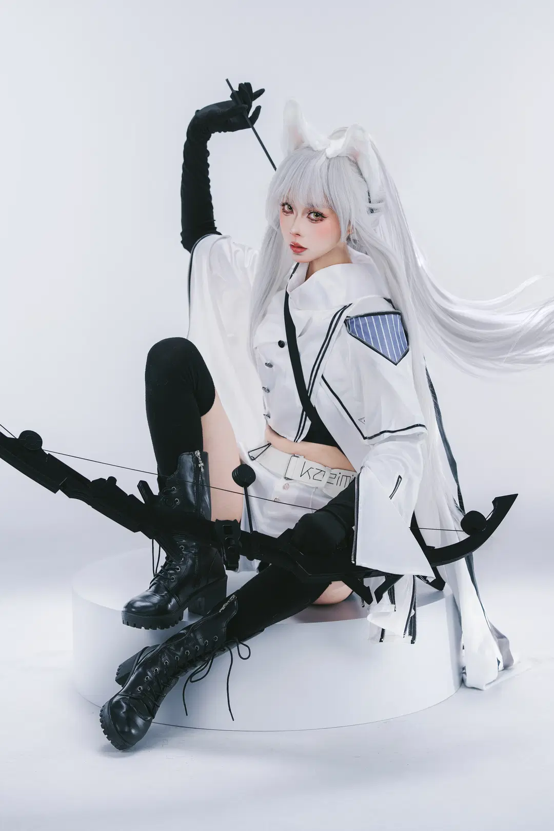 【プラチナコスプレ】『アークナイツ』白ホリに立つ戦術の狩人と重厚なる黒弓 - 摄影师布里 - 11枚目
