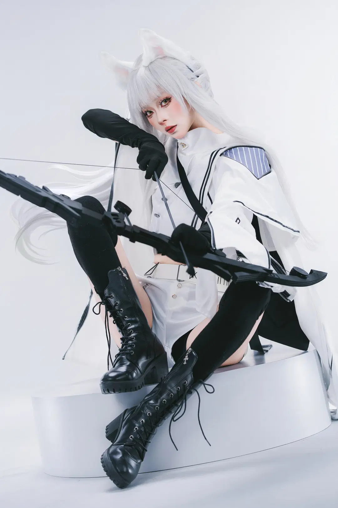 【プラチナコスプレ】『アークナイツ』白ホリに立つ戦術の狩人と重厚なる黒弓 - 摄影师布里 - 12枚目