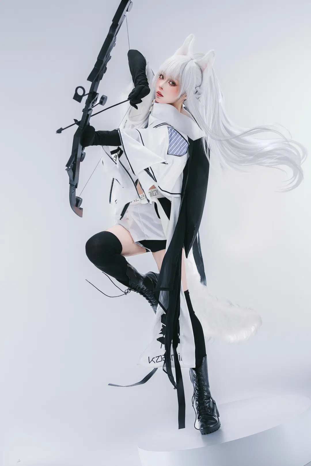 【プラチナコスプレ】『アークナイツ』白ホリに立つ戦術の狩人と重厚なる黒弓 - 摄影师布里 - 3枚目