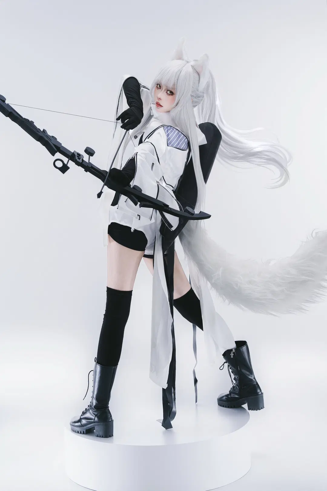 【プラチナコスプレ】『アークナイツ』白ホリに立つ戦術の狩人と重厚なる黒弓 - 摄影师布里 - 4枚目