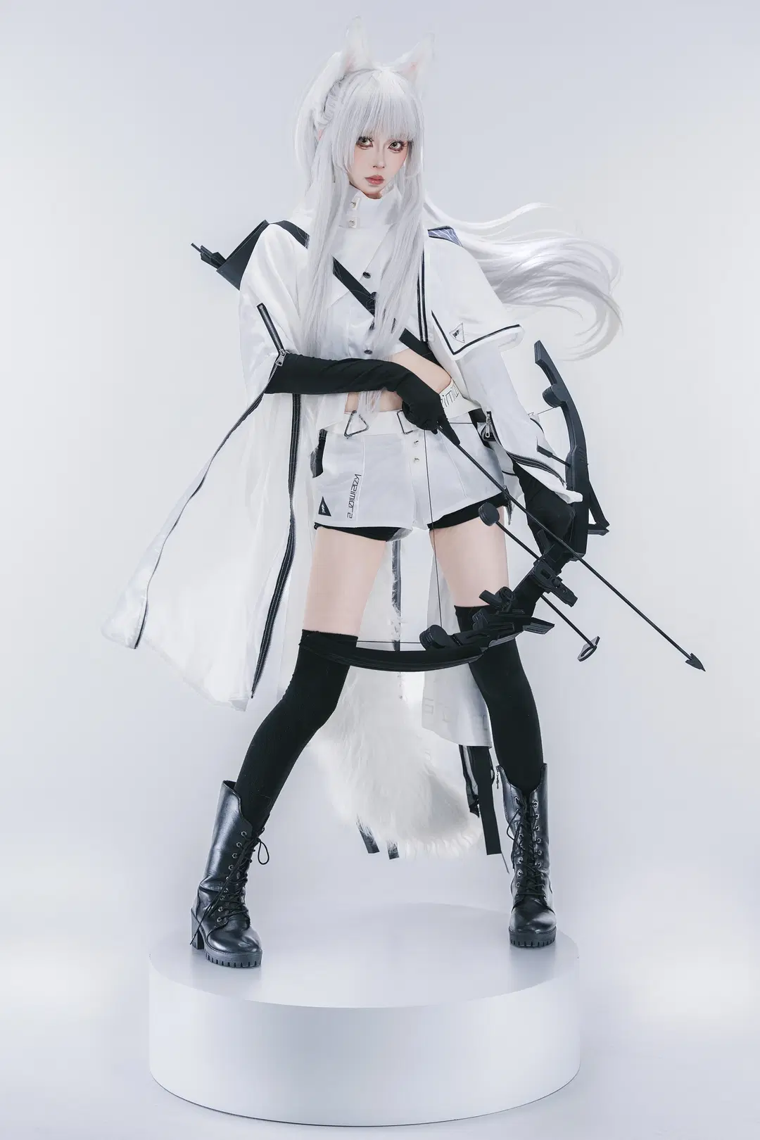 【プラチナコスプレ】『アークナイツ』白ホリに立つ戦術の狩人と重厚なる黒弓 - 摄影师布里 - 5枚目