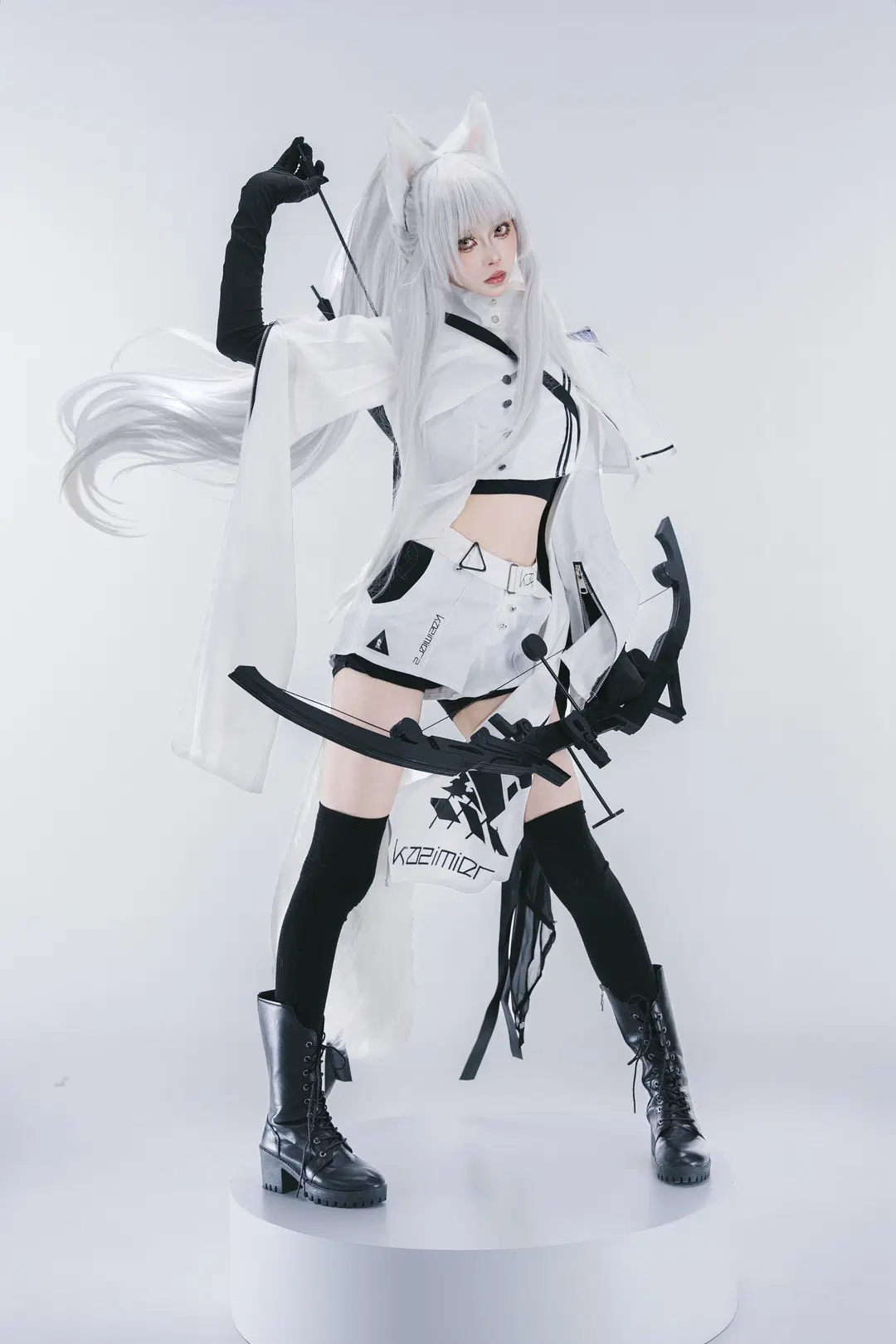 【プラチナコスプレ】『アークナイツ』白ホリに立つ戦術の狩人と重厚なる黒弓 - 摄影师布里 - 6枚目