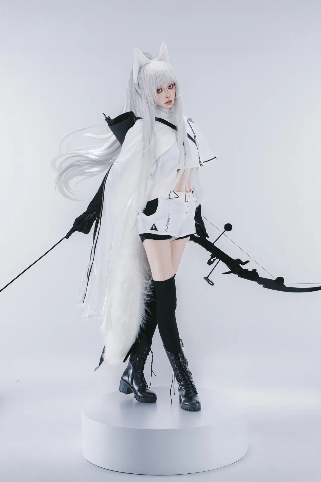 【プラチナコスプレ】『アークナイツ』白ホリに立つ戦術の狩人と重厚なる黒弓 - 摄影师布里 - 7枚目