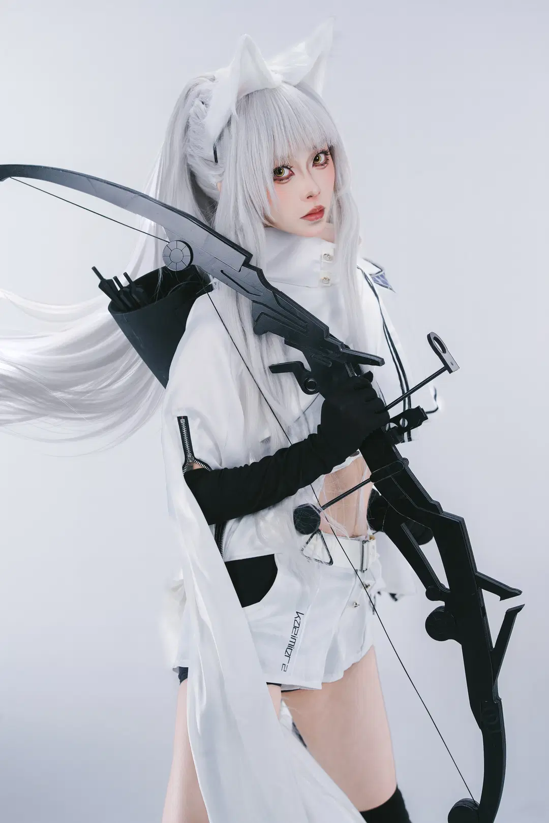 【プラチナコスプレ】『アークナイツ』白ホリに立つ戦術の狩人と重厚なる黒弓 - 摄影师布里 - 8枚目